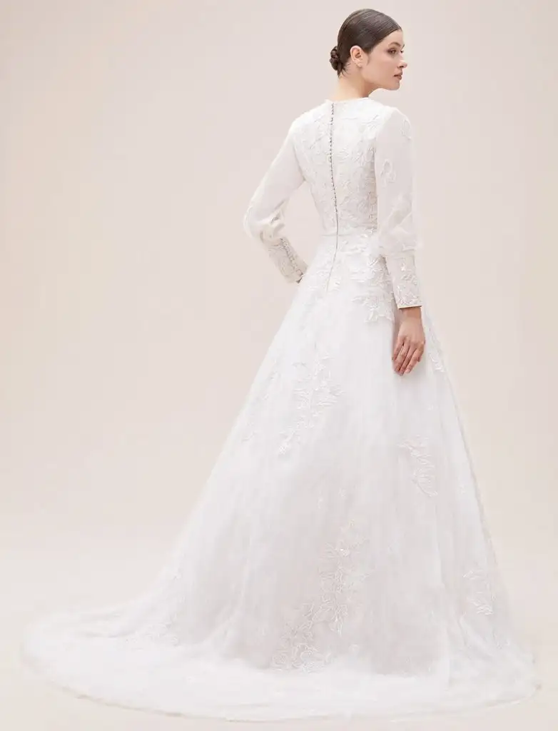 uzun-balon-kollu-a-kesim-dantelli-tesettur-gelinlik-2022-koleksiyonu-oleg-cassini-collection-...webp
