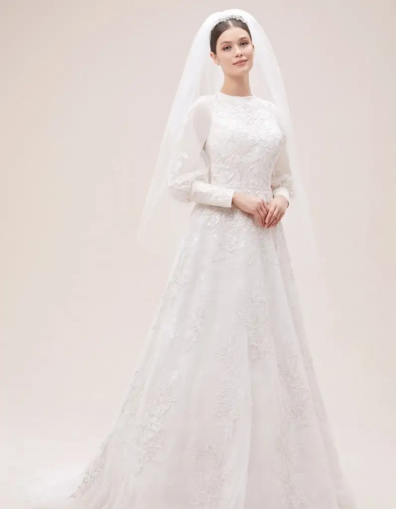 uzun-balon-kollu-a-kesim-dantelli-tesettur-gelinlik-2022-koleksiyonu-oleg-cassini-collection-...webp