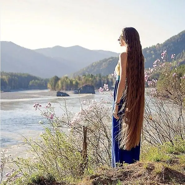 uzun_saclari_ile_fenomen_oldu (1).webp