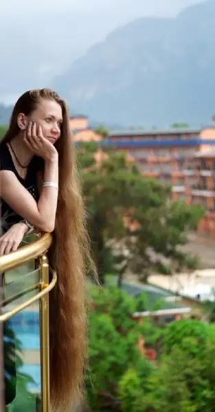 uzun_saclari_ile_fenomen_oldu (15).webp