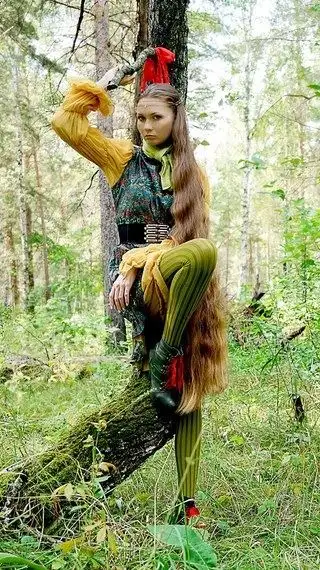 uzun_saclari_ile_fenomen_oldu (16).webp