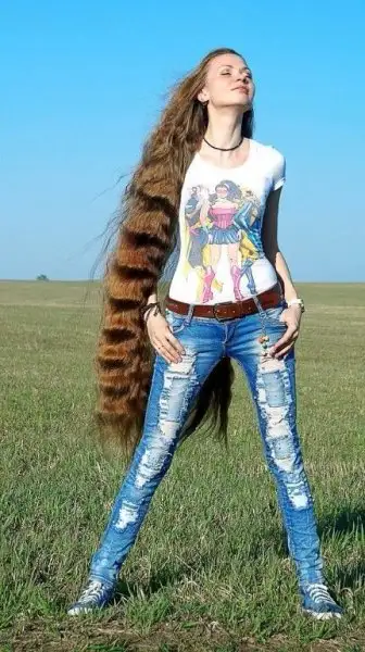 uzun_saclari_ile_fenomen_oldu (17).webp