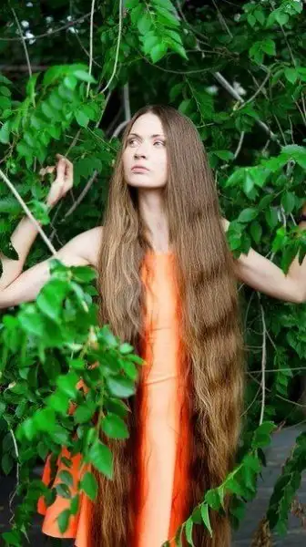 uzun_saclari_ile_fenomen_oldu (2).webp