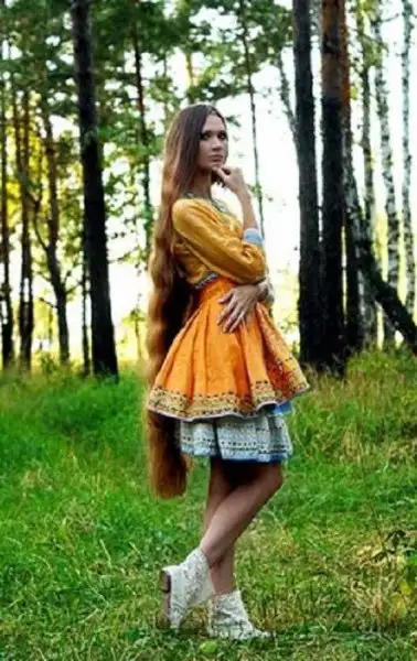 uzun_saclari_ile_fenomen_oldu (3).webp