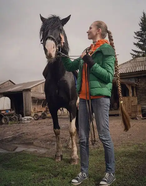 uzun_saclari_ile_fenomen_oldu (3).webp