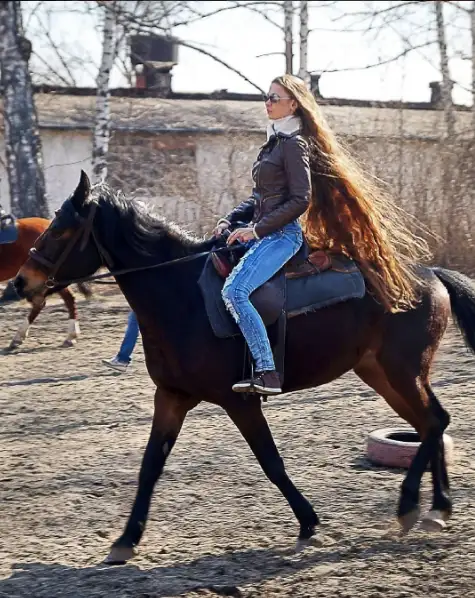 uzun_saclari_ile_fenomen_oldu (6).webp