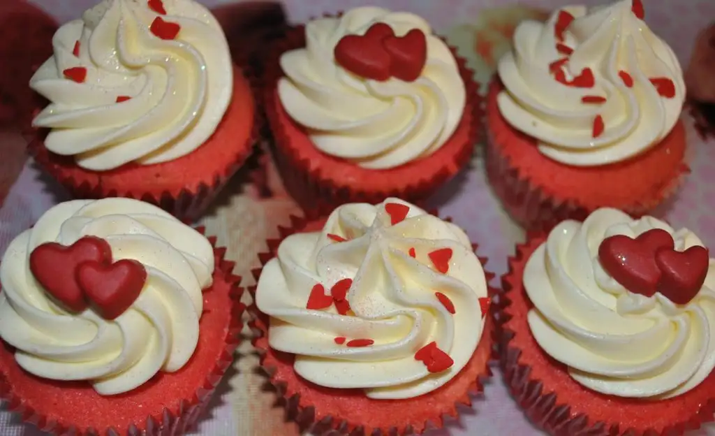 valentines-day-cakes-cupcakes-mumbai-21.webp