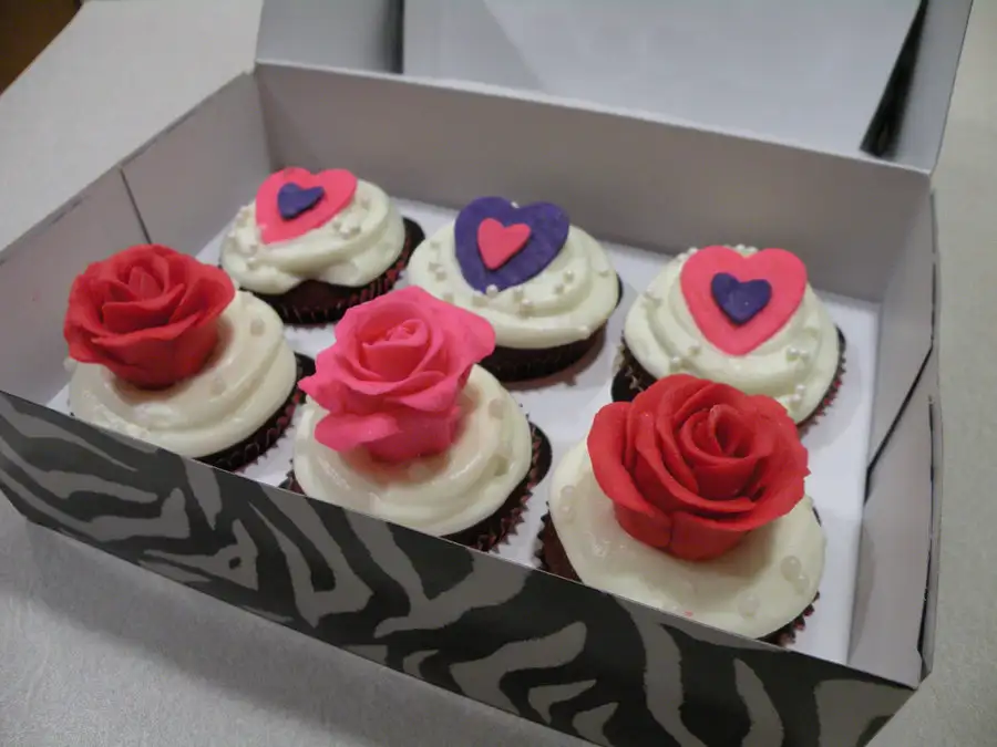 valentines_day_cupcakes_by_darkfirewizard-d4pp66f.webp