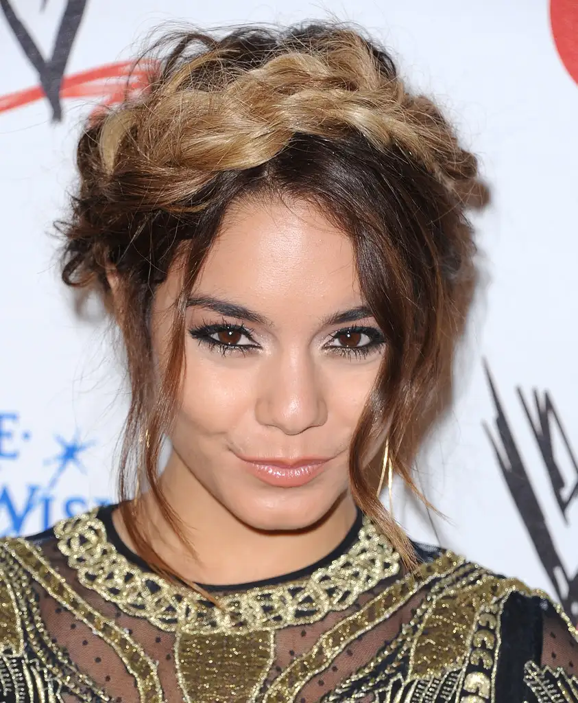 Vanessa+Hudgens+Makeup+Smoky+Eyes+QNWQnch5xDBx.webp