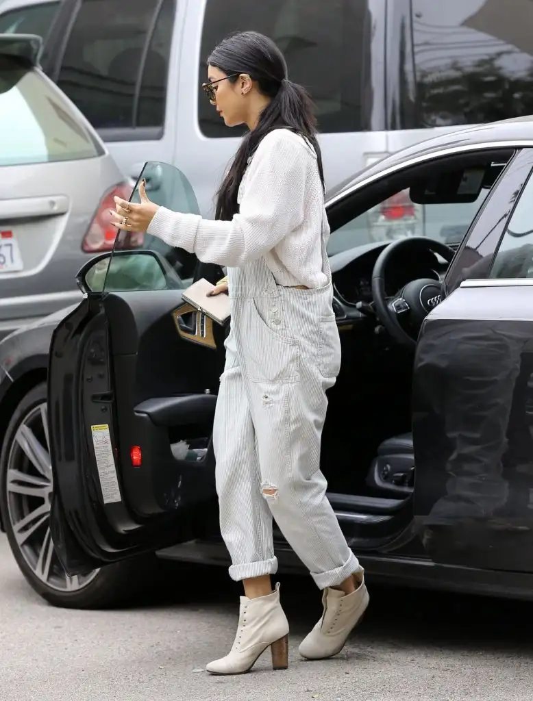 vanessa-hudgens-seen-as-she-steps-out-with-fractured-finger-in-studio-city_2.webp
