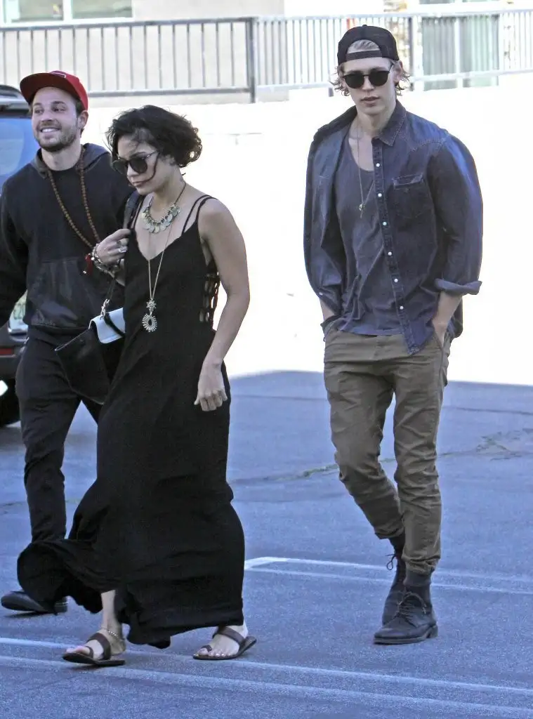 Vanessa+Hudgens+Vanessa+Hudgens+Austin+Butler+KisNFNpK5L9x.webp