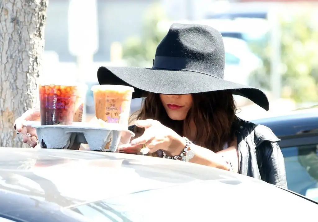 Vanessa+Hudgens+Vanessa+Hudgens+Stops+Coffee+l-zKQyLnE6lx.webp