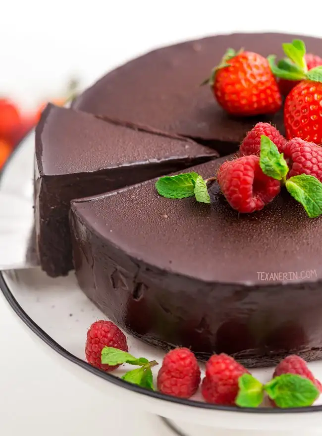 vegan-paleo-chocolate-cheesecake-4-650x880.webp