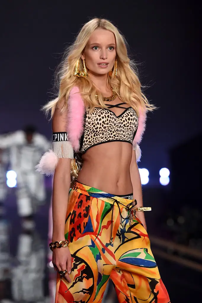 Victoria_s_Secret_Fashion_Show__UXjCOejNIjx.webp