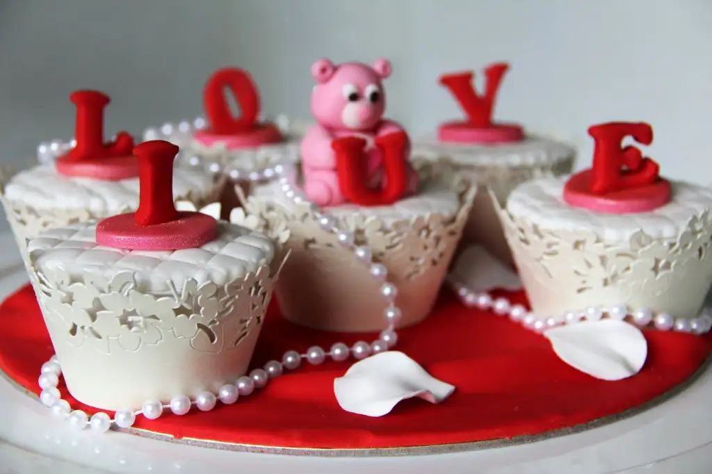 vintage-valentine-cupcake.webp