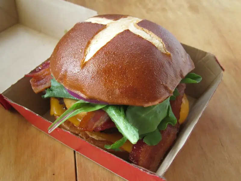 wendys-pretzel-bacon-cheeseburger-01.webp