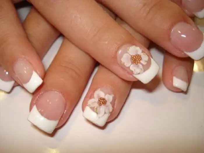 white-flower-bridal-nails.webp
