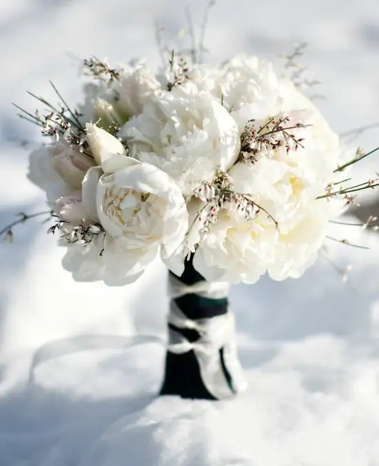 white-flowers-for-winter-bridal-bouquet.webp