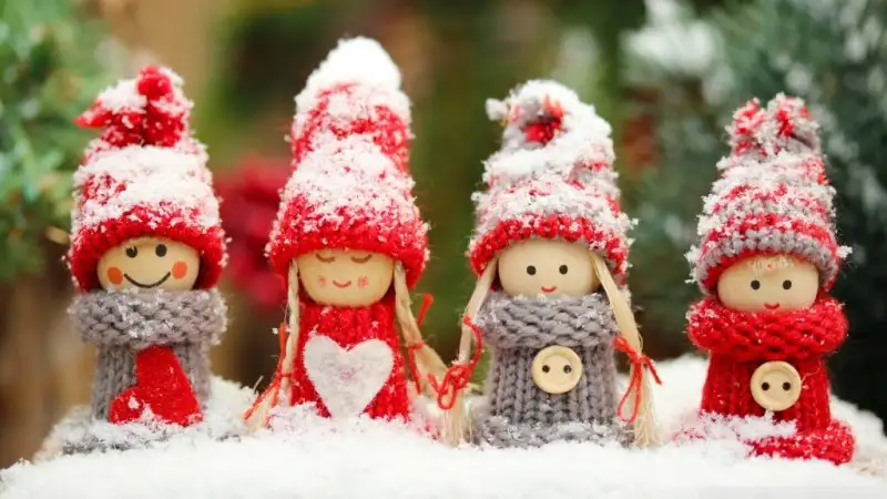winter_dolls-wallpaper-1024x576.webp