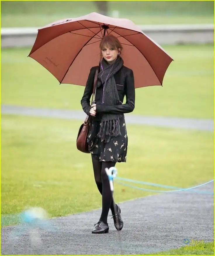 yagmurlu_hava_kombinleri_moda_kiyafet (7).webp