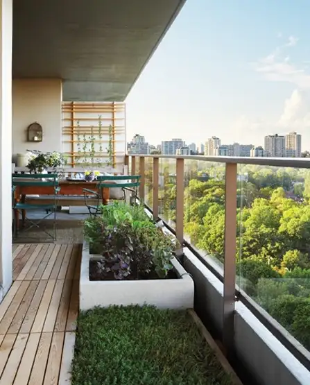 Yaz-için-Apartman-Balkon-Dekorasyonu-Örnekleri-Small-garden-balcony-roof-plants-design-3.webp