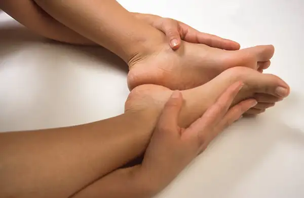 yorgun-ayaklarin-dinlendirilmesi-ayak-bakimi.webp