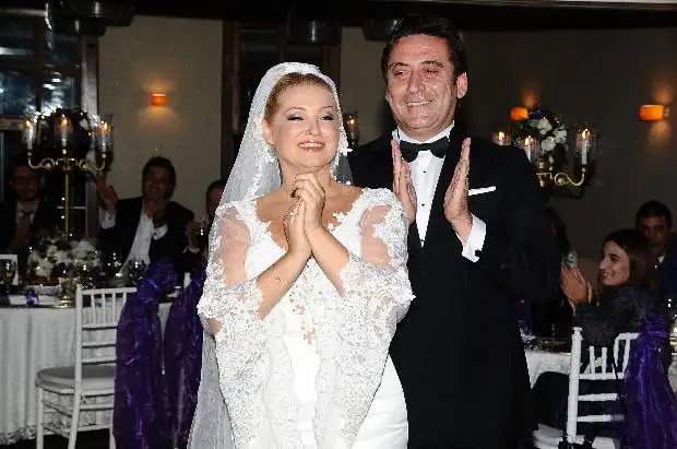 zahide Yeti+ş - Cem Ar¦-soy davetlileri alk¦-+şlad¦-.webp
