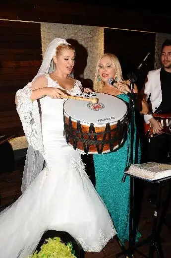 Zahide Yeti+ş davul +ğalarken 2.webp