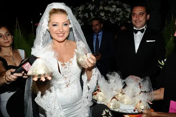 Zahide Yeti+ş gazetecilere d+-¦ş+-n +şekeri da¦ş¦-tt¦-.webp