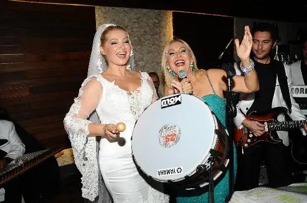 Zahide Yeti+ş sahnede davul da +ğald¦-.webp