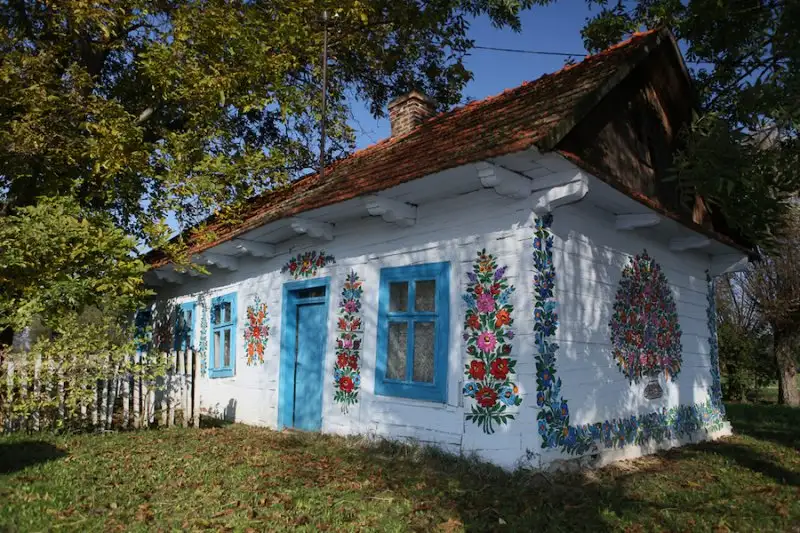 Zalipie-Poland-Painted-Houses-10.webp