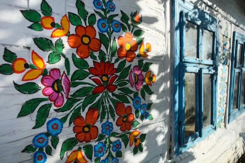 Zalipie-Poland-Painted-Houses-6.webp