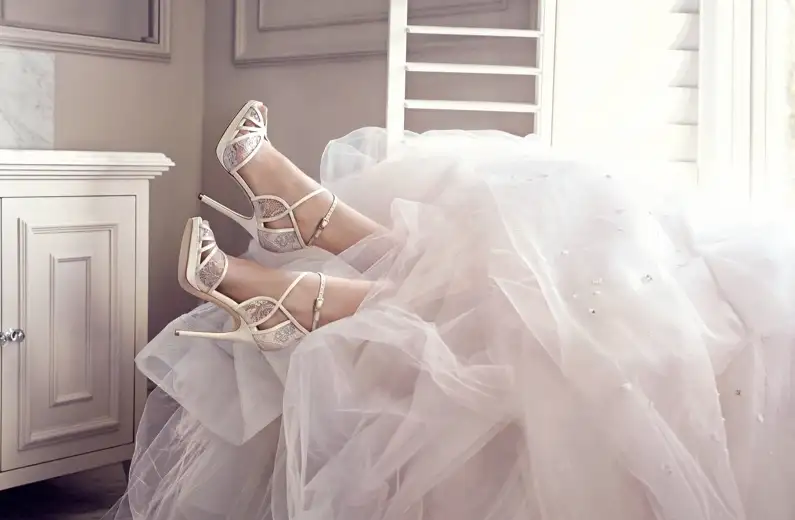 zapatos-de-novia-anudados-al-tobillo-con-detalles-de-encajes-97838.webp