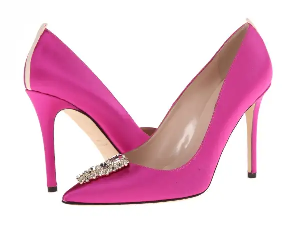 zapatos-de-novia-en-color-fucsia-con-broche-en-la-parte-dela-93961.webp