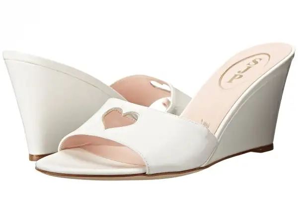 zapatos-de-novia-tipo-mules-con-corazon-en-la-parte-delanter-93962.webp