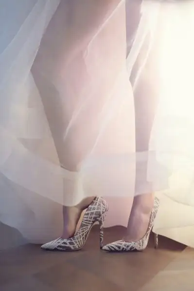 zapatos-de-salon-para-novia-con-aplicaciones-de-cristales-97835 (1).webp