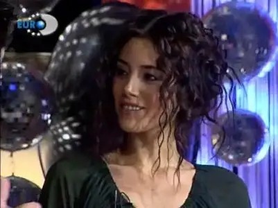 $BeyazShowYasar-ZiynetSali190107D-2.webp
