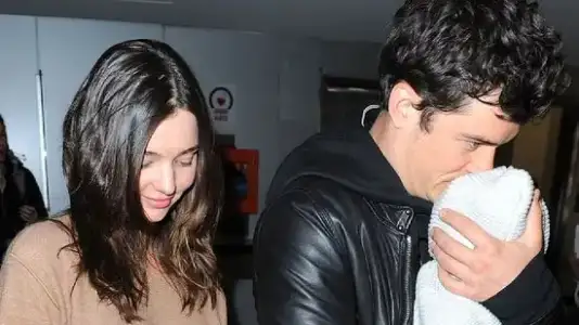 $Video-Orlando-Bloom-Miranda-Kerr-Baby-Flynn-Airport.webp