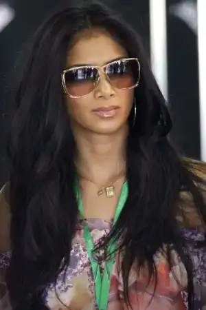 $43052_Celebutopia-Nicole_Scherzinger_in_the_McLaren_pits-05_122_888lo.webp