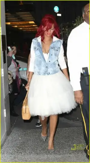 $rihanna-saturday-night-live-rehearsals-03.webp