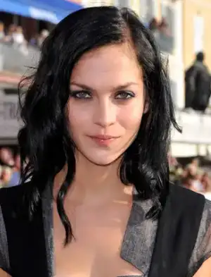 $Fashion_Week_Spring_2011_Leigh_Lezark.webp