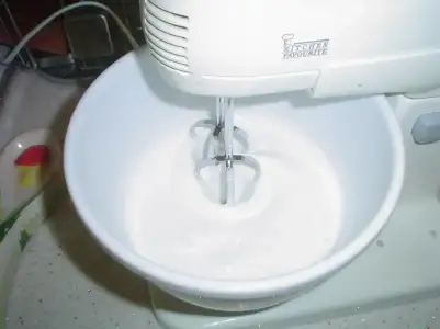 $önce şekerle un karıştırılır.webp