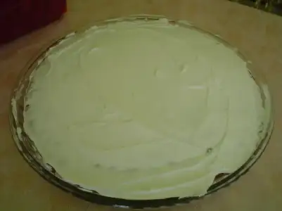 $kekin üzerine krem şanti sürerken.webp