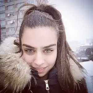 Amine-Gülşe-kar-sevinci-coşkusu.webp