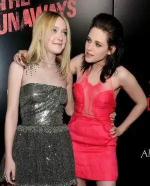 $kristen-kristen-stewart-vs-emma-watson-10913278-1455-1800.webp