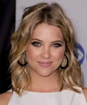 ashley-benson-casual-medium-wavy-hairstyle.webp