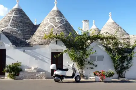 p1150100-alberobello-trulli-vespa-web.webp
