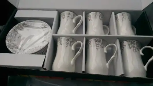 6lı porselen çay bardaklar ve çay tabakları.webp