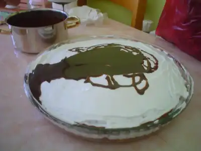 $yavaş yavaş çikolata sosu dökerken.webp