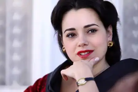 özgü namal burunn.webp